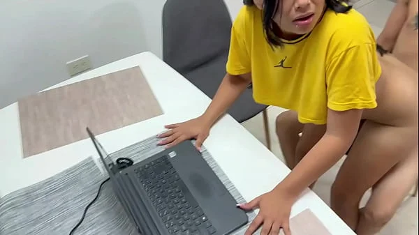 enseño a mi pequeña hermanastra a jugar en el celular mientras le hago sentir mi enorme polla