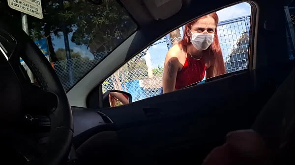 Pedindo informações na rua para uma bela mulher no ponto de ônibus!